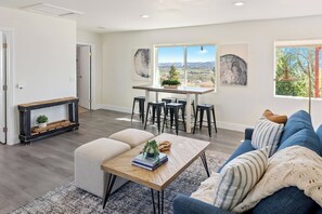 TV connectée, livres, chaßne hi-fi, espaces bureaux