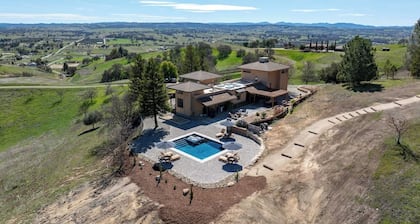 Hilltop Haven: Panoramic Views & Endless Adventure