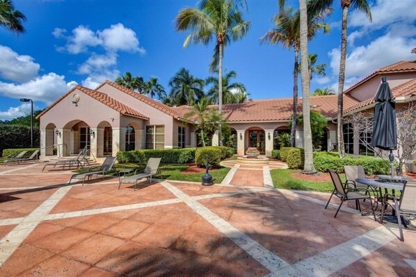 屋外ダイニングエリア