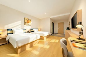 A hotel room with two beds, a desk, a chair, and a television. - 7 Days Hotel (Penglaige Street Dengzhou Road Market Branch, Penglai)‌ (Yantai)