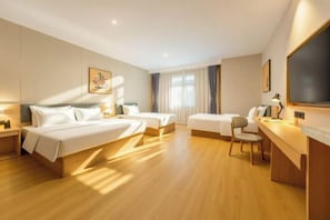 A hotel room with two beds, a desk, and a chair. - 7 Days Hotel (Penglaige Street Dengzhou Road Market Branch, Penglai)‌ (Yantai)