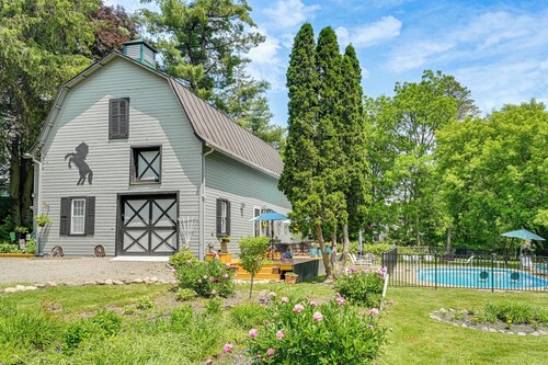 Adorable Walkable Paradise w/ Deck & Pool!