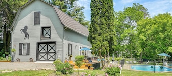 Adorable Walkable Paradise w/ Deck & Pool!