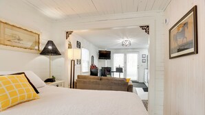 Une chambre d’hôtel avec un grand lit, un canapé, une télévision et une cheminée.