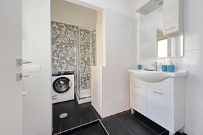 Een haardroger, handdoeken