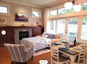 Dining - Qualicum Coastal Cottage (Qualicum Beach)