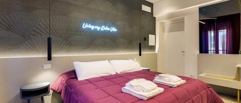 3 habitaciones, escritorio y tabla de planchar con plancha