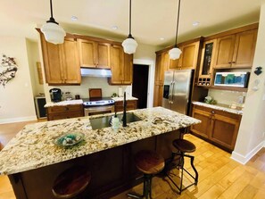 Fridge, microwave, oven, stovetop - Qualicum Landing Paradise - 3bd/2 bath (Nanaimo)