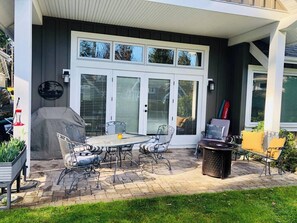 Outdoor dining - Seaside Villa - Sleeps 7 (Qualicum Beach)
