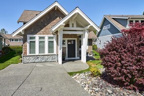Exterior - Qualicum Landing Seaside Escape - Sleeps 6 (Qualicum Beach)