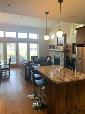 Interior - Qualicum Landing Seaside Escape - Sleeps 6 (Qualicum Beach)