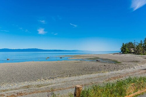 Qualicum Landing Seaside Escape - Sleeps 6