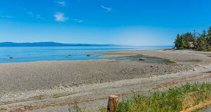 Qualicum Landing Seaside Escape - Sleeps 6