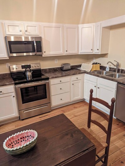 Fully Furnished 1 Bedroom Flat in Historic Downtown New Market