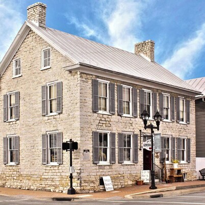 Fully Furnished 1 Bedroom Flat in Historic Downtown New Market