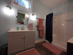 Shower, hair dryer, towels, soap - Fully Furnished 1 Bedroom Flat in Historic Downtown New Market (New Market)