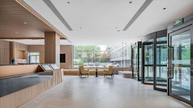 A modern lobby with a reception desk, seating area, and glass doors leading outside. - Starway Hotel (Beijing Beiyuan Lishuiqiao South Subway Station) (Beijing)