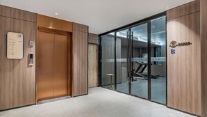 A modern elevator with a control panel and a sign indicating the floor. - Starway Hotel (Beijing Beiyuan Lishuiqiao South Subway Station) (Beijing)