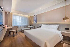 A modern hotel room with a large bed, a desk, a chair, and a small table. - Starway Hotel (Beijing Beiyuan Lishuiqiao South Subway Station) (Beijing)