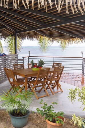 Outdoor dining - Beachfront Home Puna'auia Tahiti (Punaauia)