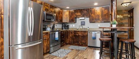 冷蔵庫、電子レンジ、オーブン、コンロ