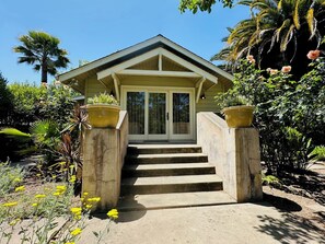 Exterior - Serene and Cozy 2-Bedroom House in Calistoga with Covered Patio (Calistoga)