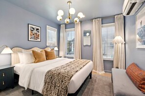 2 Schlafzimmer, Schreibtisch, Bügeleisen/Bügelbrett, Reisekinderbett