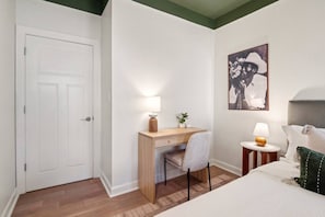 2 chambres, bureau, fer et planche à repasser, lit parapluie