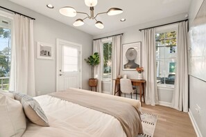 2 chambres, bureau, fer et planche à repasser, lit parapluie