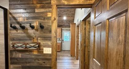 Rustic Cottage Downtown Twin Lakes