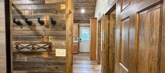 Rustic Cottage Downtown Twin Lakes