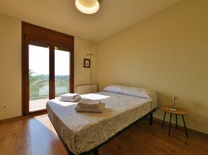 3 bedrooms, bed sheets - Ca la Moni Gualta (CT)