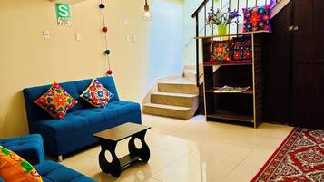 60-cm Smart TV with digital channels, first-run films