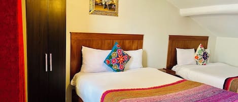 Habitación cuádruple Confort | Escritorio y espacio para trabajar con laptop