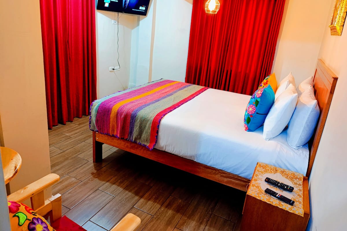 Deluxe kamer, 1 twee- of 2 eenpersoonsbedden | Een bureau, een laptopwerkplek, een strijkplank/strijkijzer, gratis wifi