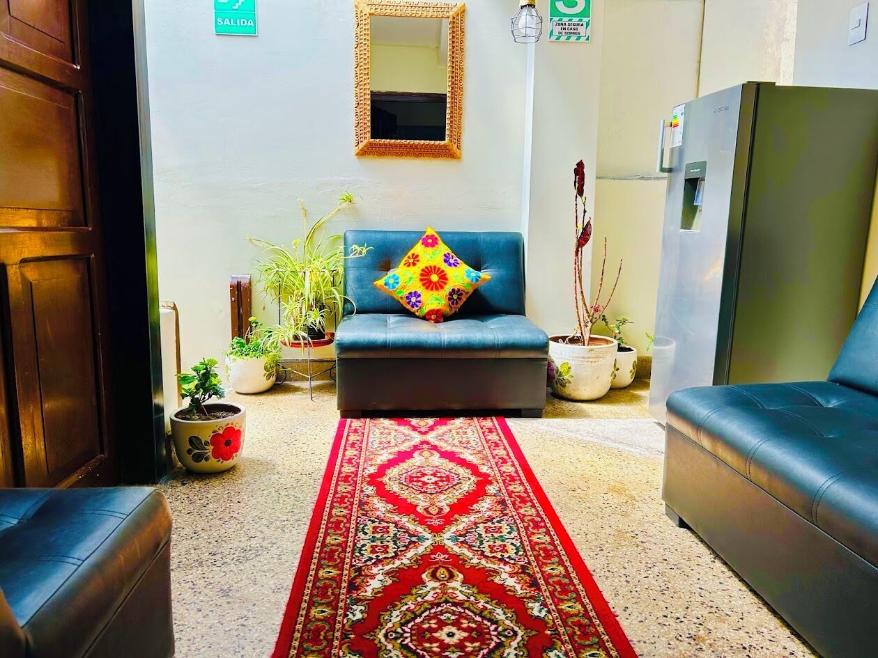 60-cm Smart TV with digital channels, first-run movies