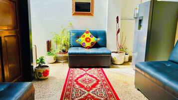 60-cm Smart TV with digital channels, first-run films