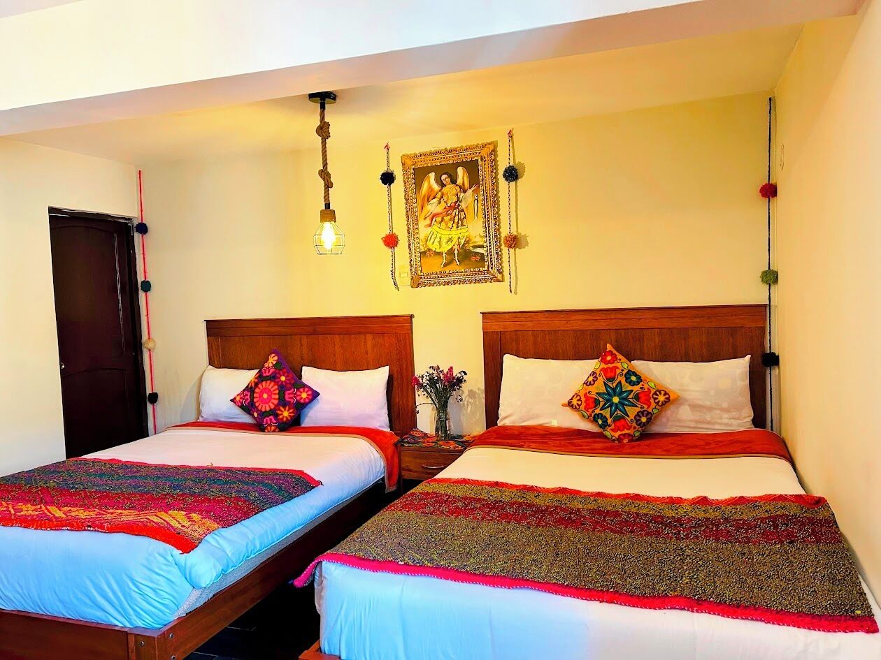 Comfort vierpersoonskamer | Een bureau, een laptopwerkplek, een strijkplank/strijkijzer, gratis wifi