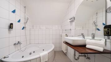 Suite Supérieure | Salle de bain | Articles de toilette gratuits, sèche-cheveux, serviettes fournies, savon