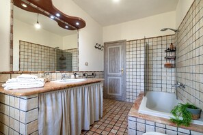 Ducha, secador de pelo, bidet, toallas