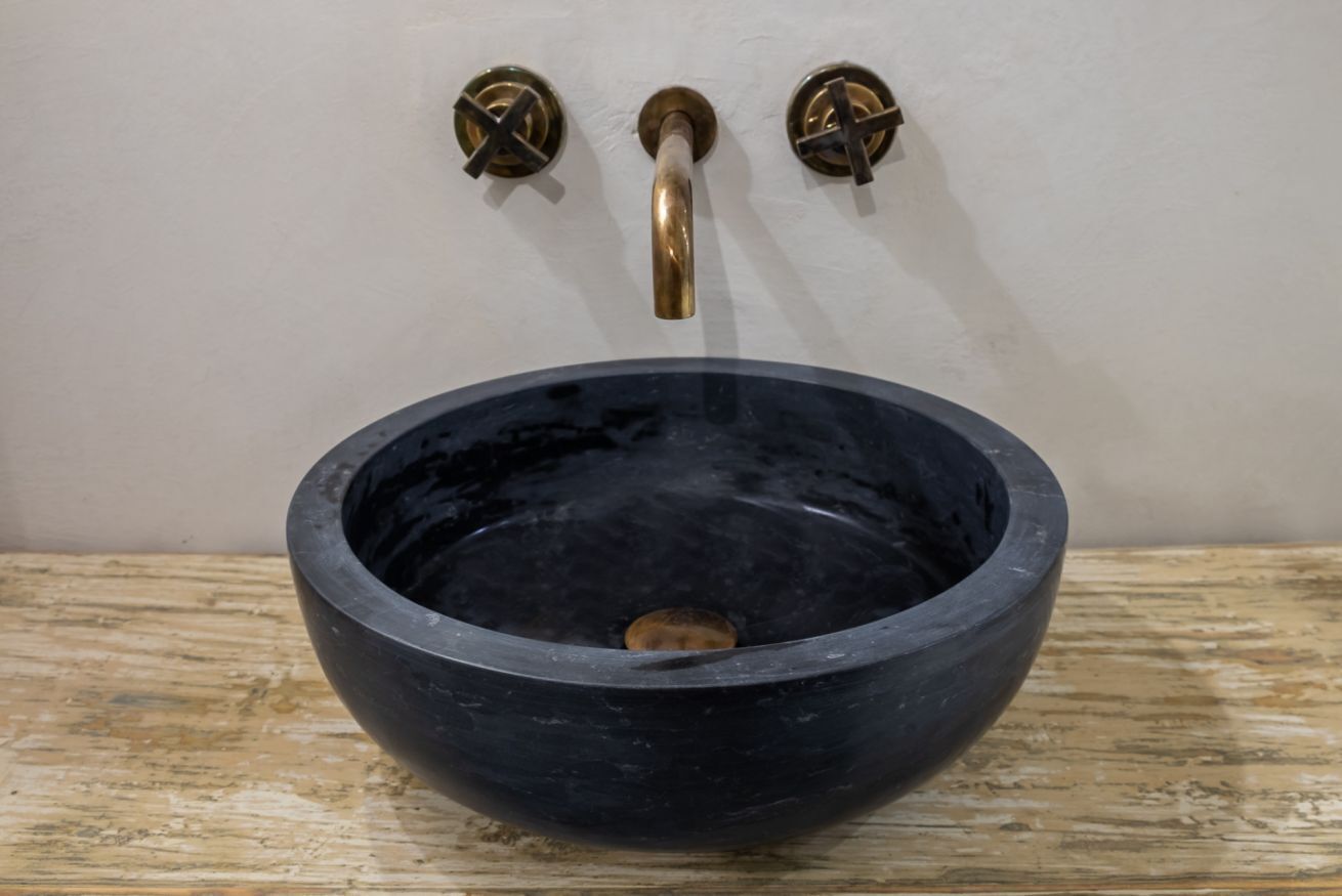 Douche, sèche-cheveux, bidet, serviettes fournies