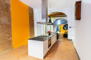 Réfrigérateur, surface de cuisson, lave-vaisselle, bouilloire électrique