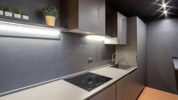 Frigorifero, forno, piano cottura, lavastoviglie