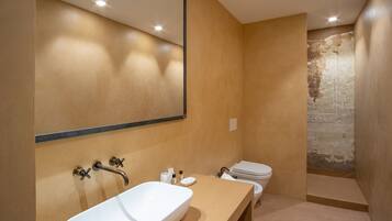 Doccia, asciugacapelli, bidet, asciugamani