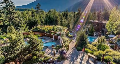 Spacious 1.5BR: 5 min to Village with Private Hot tub & Pool!