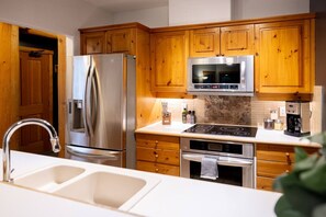 Køleskab, mikrobølgeovn, ovn, kogeplade