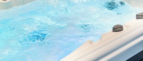Indoor spa tub