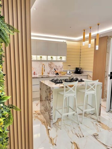 Dubai-Inspired Luxury Suite Private Jacuzzi!
