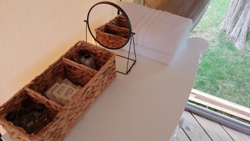 Toallas, jabón, shampoo, papel de baño