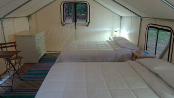 1 bedroom, bed sheets